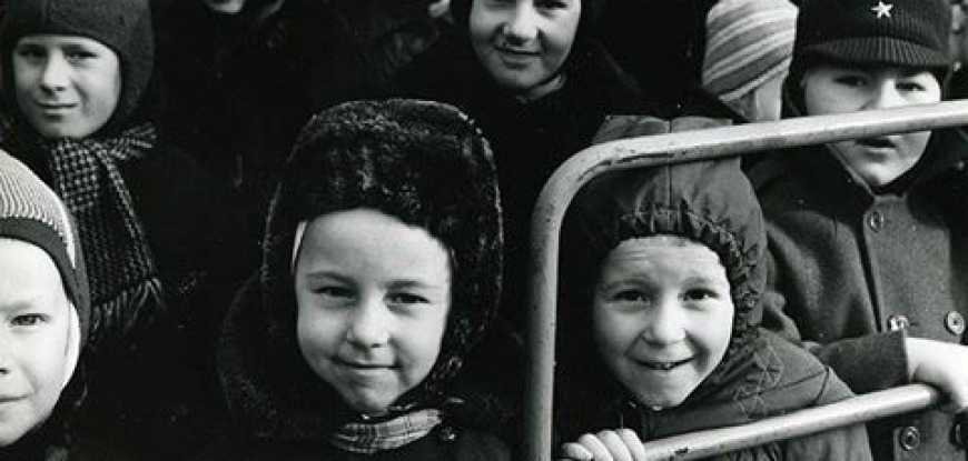 Школьники на Красной площади. Экскурсия к Мавзолею. 1970-е. Раньше считалось, что каждый советский гражданин должен его посетить.