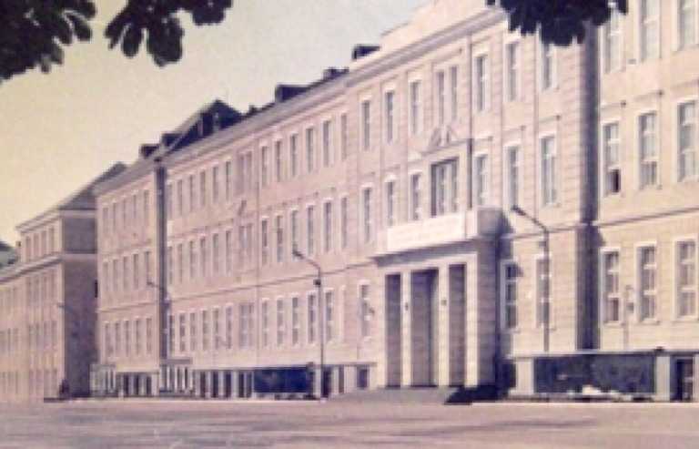 ЛВВПУ: первый выпуск знаменитого училища состоялся в Брянске (Орловский военный округ). Всего же училищем за годы войны было подготовлено более 8000 обладателей рубиновых квадратиков.