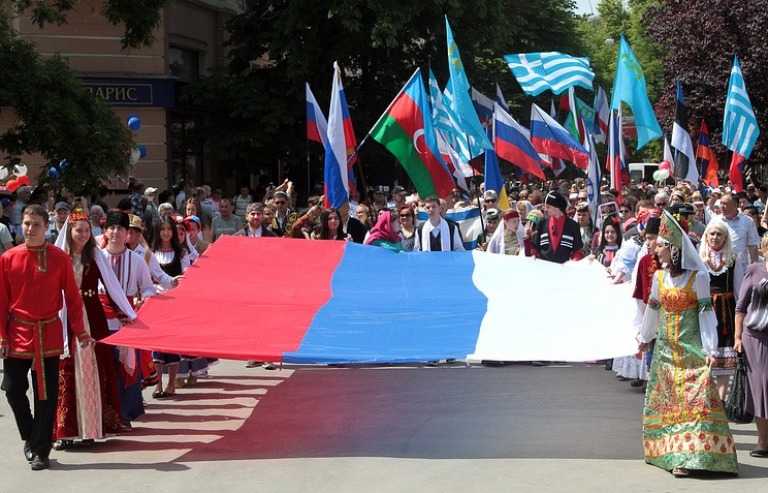 Равнение на флаг: как регионы отметят День России