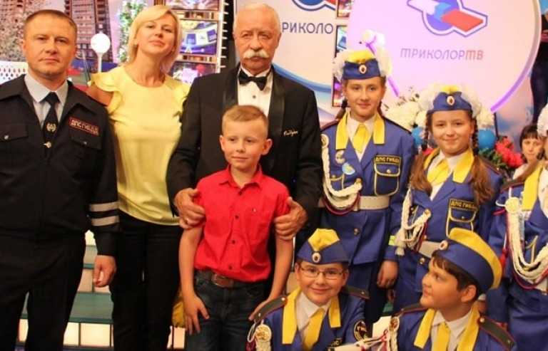 Леонид Якубович получил приз от команды юных инспекторов движения «Экипаж» из города Жуковский