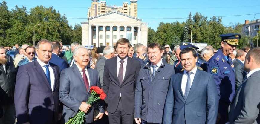 Юрий Прохоров:поздравляю всех жуковчан с открытием аллеи «Создатели авиации России»! 16 бюстов выдающихся отечественных авиаконструкторов теперь украшают самый центр Жуковского.