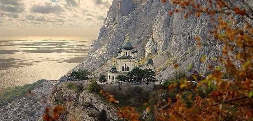 Это наша Россия: храм в горах... Форос.