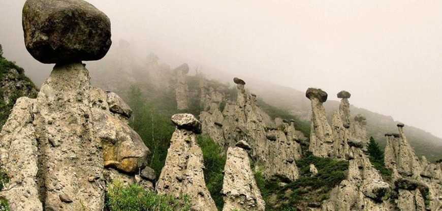 Урочище Аккурум и его каменные грибы — удивительное место, которое разместилось на реке Чулышман (ее правом берегу) . Республика Алтай.