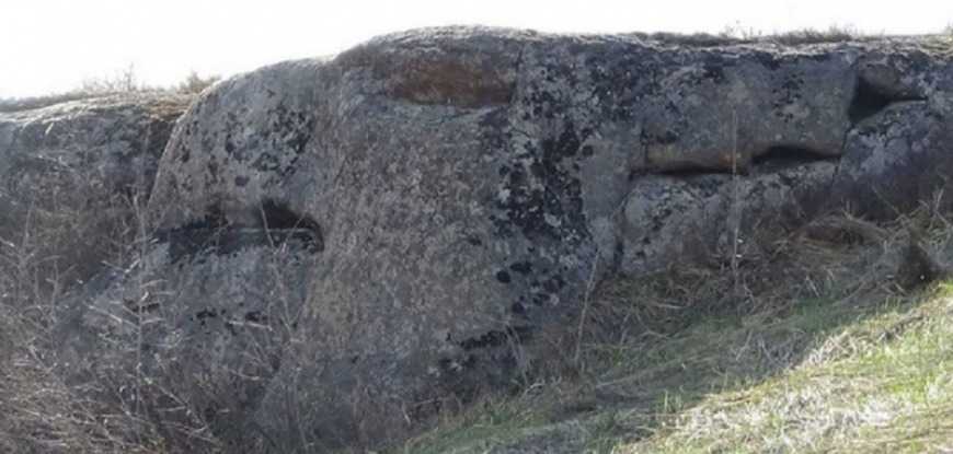 Каменных дракона и грифона возрастом в 12 000 лет нашли на Алтае