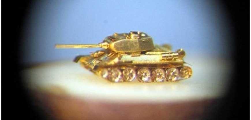 Уникальный талант - тульский мастер Николай Алдунин. Одна из его работ - танк Т 34-85 из золота, длиной 2 мм состоящий более чем из 250 деталей - на разрезе яблочной семечки.