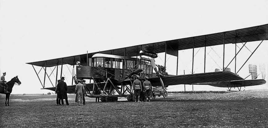5 августа 1913 года над петербургским корпусным аэродромом совершил показательный полёт первый в мире многомоторный и крупнейший для своего времени самолет Русский витязь .