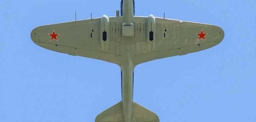 Штурмовик Ил-2 в небе