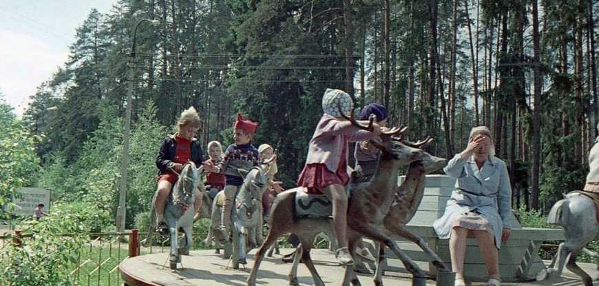 Карусель в городском парке. Город Жуковский, 1970 - е годы