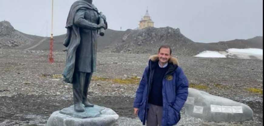 В Антарктиде установлен памятник известному путешественнику Фаддею Беллинсгаузену изготовленный в подмосковном Жуковском