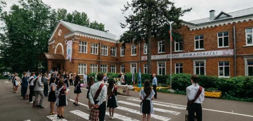 Глава города Юрий Прохоров поздравил выпускников школ Жуковского с получением аттестатов