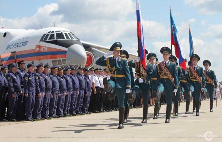 В небе над Жуковским авиация МЧС России отметила своё 25-летие показательными полетами