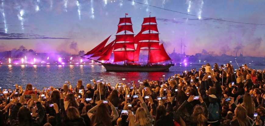 Фестиваль Алые паруса-2020 украсил вечер выпускников страны