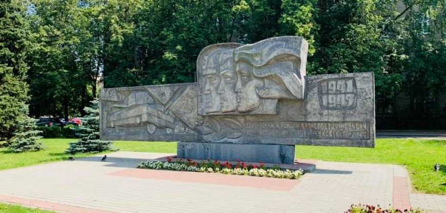 Глава города Юрий Прохоров напомнил о памятнике бронепоезду «Москвич», установленном в центральной части нашего города.