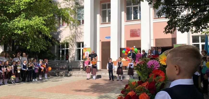 Председатель Совета депутатов Борис Аубакиров поздравил школьников, педагогов и их родителей с началом нового учебного года