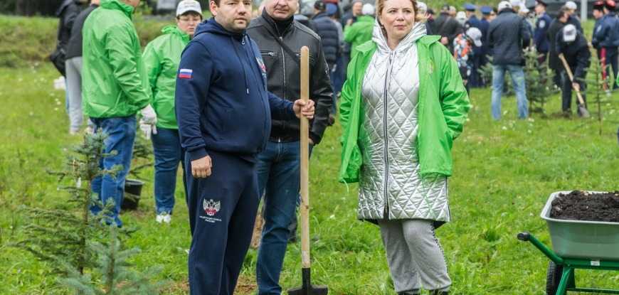 Артур Шлыков и Владимир Саксонов приняли участие в акции «Наш лес. Посади свое дерево» на территории городского округа Звездный городок