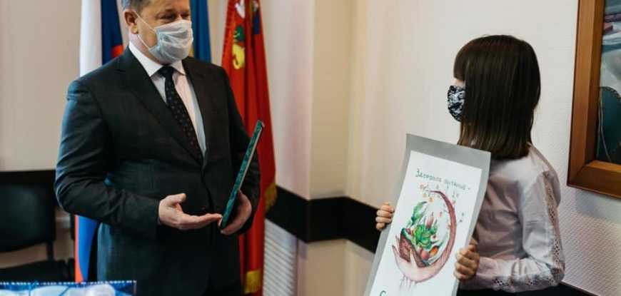 Глава города Юрий Прохоров поздравил юную жуковчанку Олю Рыжову с победой в конкурсе детского рисунка на тему «Здоровое питание».