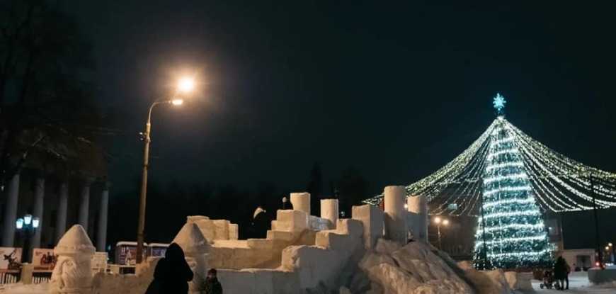 «Огромное спасибо всем за помощь» - глава города Юрий Прохоров поблагодарил причастных к строительству снежной крепости около Дворца Культуры