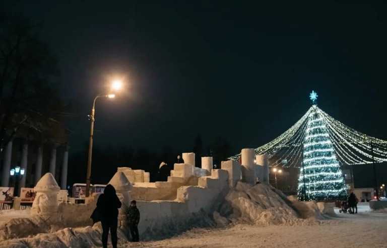 «Огромное спасибо всем за помощь» — глава города Юрий Прохоров поблагодарил причастных к строительству снежной крепости около Дворца Культуры