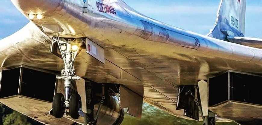 Самолёт Ту-160, прозванный российскими лётчиками «Белым лебедем», по кодификации НАТО - Blackjack («дубинка»).