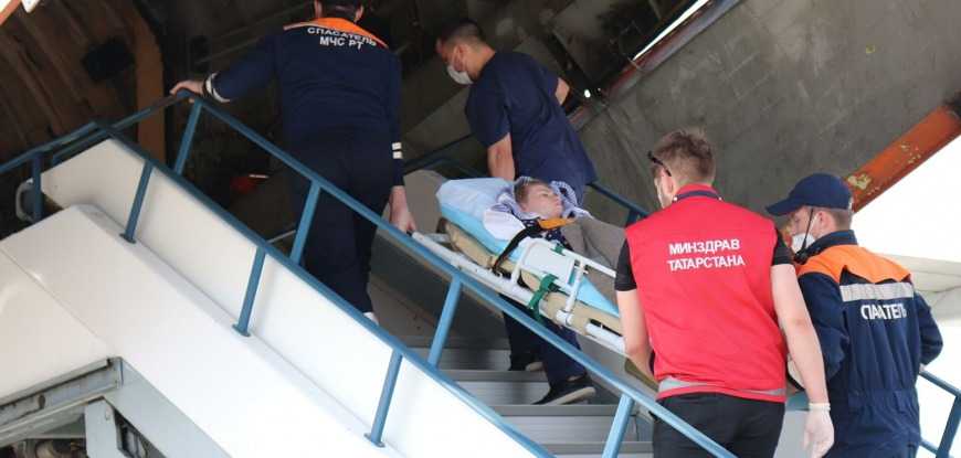 В подмосковном аэропорту Жуковский 12 мая приземлился транспортный самолет Ил-76 МЧС РФ с пострадавшими при стрельбе в гимназии №175 в Казани