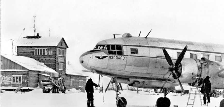 Авиация Нового Уренгоя начала свой отсчет с 1975 года, когда здесь был организован аэропорт Ягельное. До 1979 года аэропорт Ягельное был приписным аэропортом Ямало-Ненецкого производственного объединения (г. Салехард).