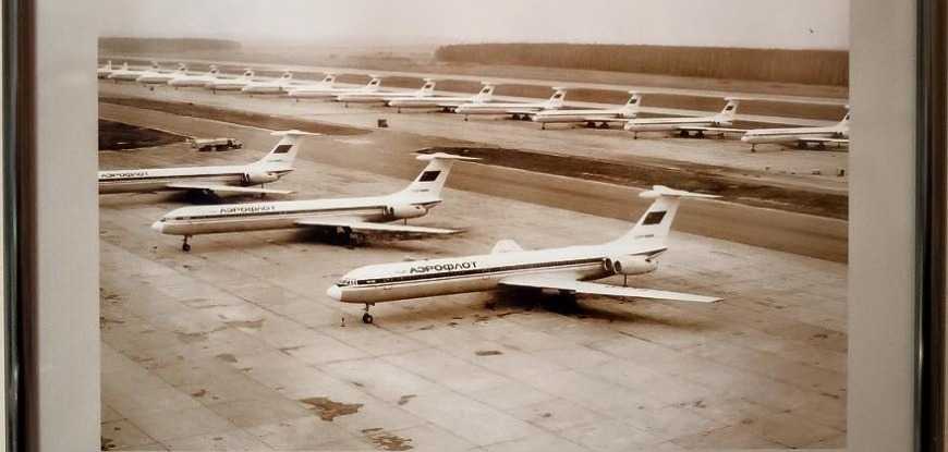 Ряды Ил - 62 на стоянках вдоль ВПП -1. Середина 70 - х годов. Красивые и надежные машины Аэрофлота- еще того - советского. . .