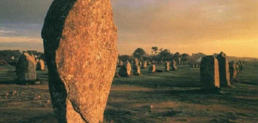 Карнакские камни — огромная и весьма плотно стоящая группа мегалитов (состоящая из более 3000 менгиров, дольменов и курганов) на территории французской коммуны Карнак. Мегалиты Карнака выстроены в длинные ряды из сотен сооружений.