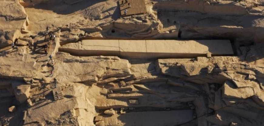 В северной части каменоломен Древнего Египта в Асуане был найден так называемый Незаконченный обелиск, циклопических размеров. Его высота (точнее, длина, поскольку обелиск лежит) составляет 42 метра