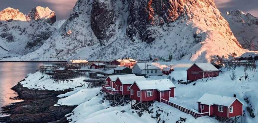 Лофотенский архипелаг - это семь живописных островов в норвержском море. Водоворот маэлстрем, музей викингов и музей рыбацкой деревни, а еще волшебная ледяная галерея - местные радости туристов.