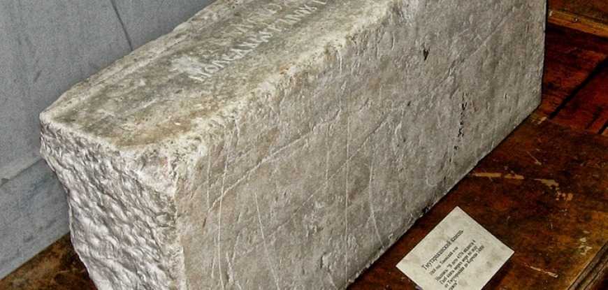 В Тамани найден Тмутараканский камень — мраморная плита с высеченной на ней кириллической надписью на древнерусском языке.