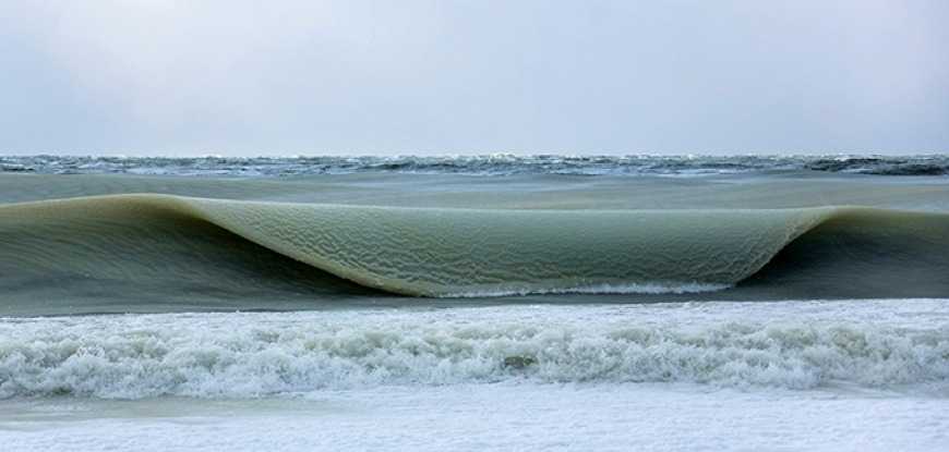 Застывшие волны океана запечатлел в особо холодную зиму фотограф Джонатан Нимерфох. Фото сделано на острове Нантанкет, - точке, затерянной на просторах Атлантики. . .