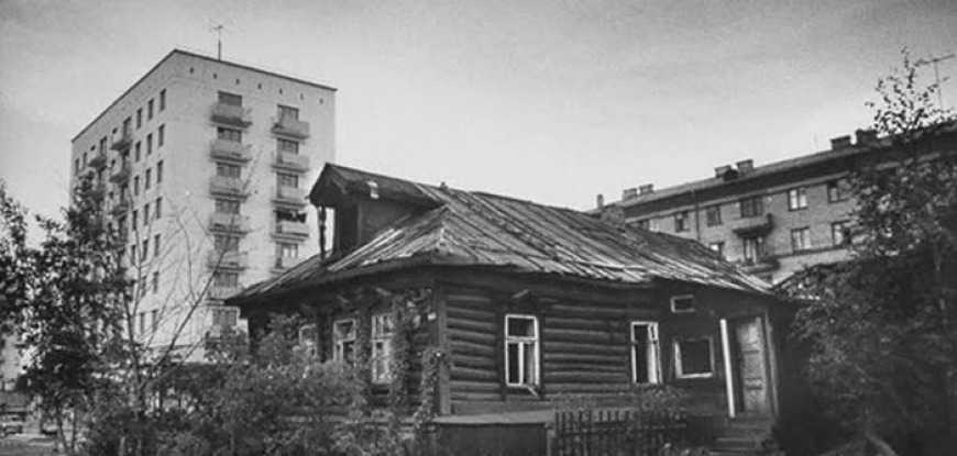 Проспект Мира, у дома 173. Опустевшая изба на фоне городских построек. 1963 год.