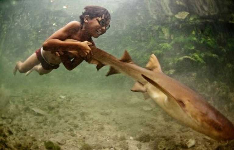 Дети племени баджао играют под водой так же, как их ровесники других национальностей в детских песочницах!