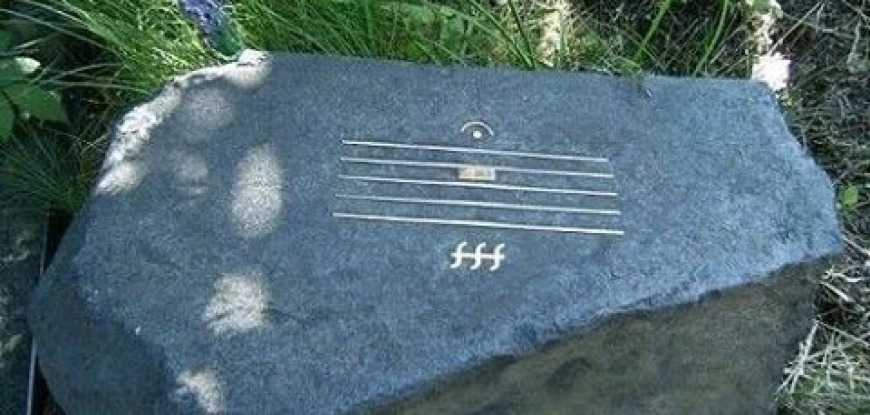 Камень на могиле композитора Альфреда Шнитке. Знак фермата над паузой буквально означает вечная тишина. а fff (под знаком паузы) означает форте-фортиссимо — самое громкое.