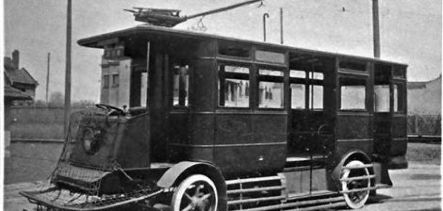 13-го апреля 1902 года были проведены испытания первого троллейбуса в Санкт-Петербурге