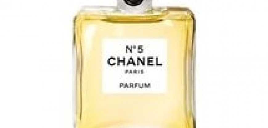 Духи Chanel № 5 - самый знаменитый аромат современности, были созданы по заказу Коко Шанель господином Бо, парфюмером российского царского двора, эмигрировавшим в Париж после революции.