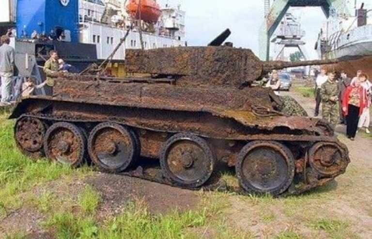 Спустя четверть века после войны, в глухом лесу под Вязьмой, был найден вросший в землю танк БТ-5 с хорошо заметным тактическим номером 12.